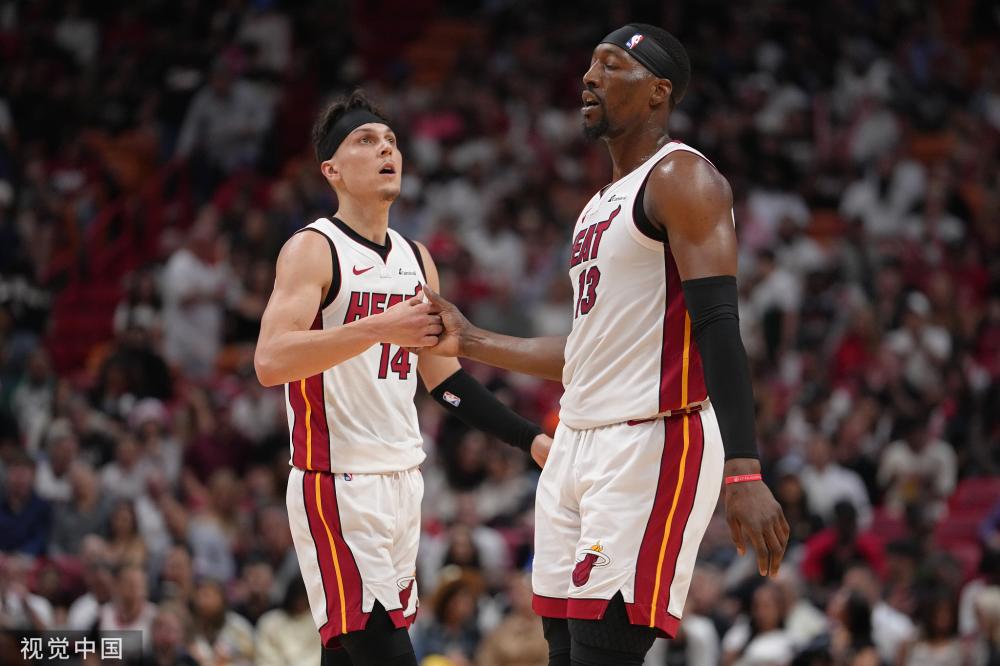 同时也向球 同时也向球